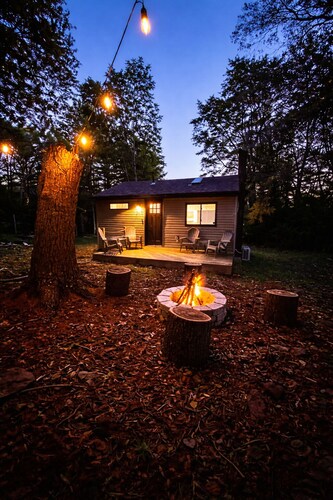 Lakeside Retreat w/Fire Pit & Skylights