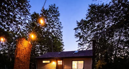 Lakeside Retreat w/Fire Pit & Skylights