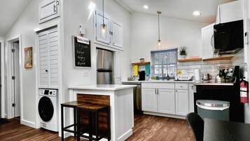 Køleskab, mikrobølgeovn, ovn, kogeplade