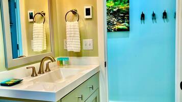 Kombinert dusj/badekar, hårføner, håndklær og såpe