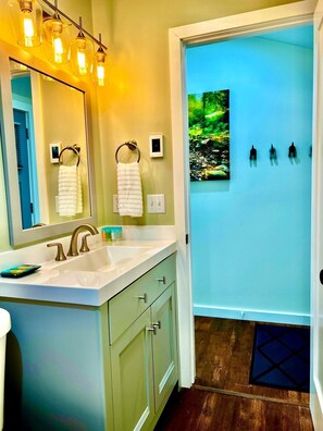 Duschwanne, Haartrockner, Handtücher, Seife