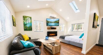 Lakeside Retreat w/Fire Pit & Skylights
