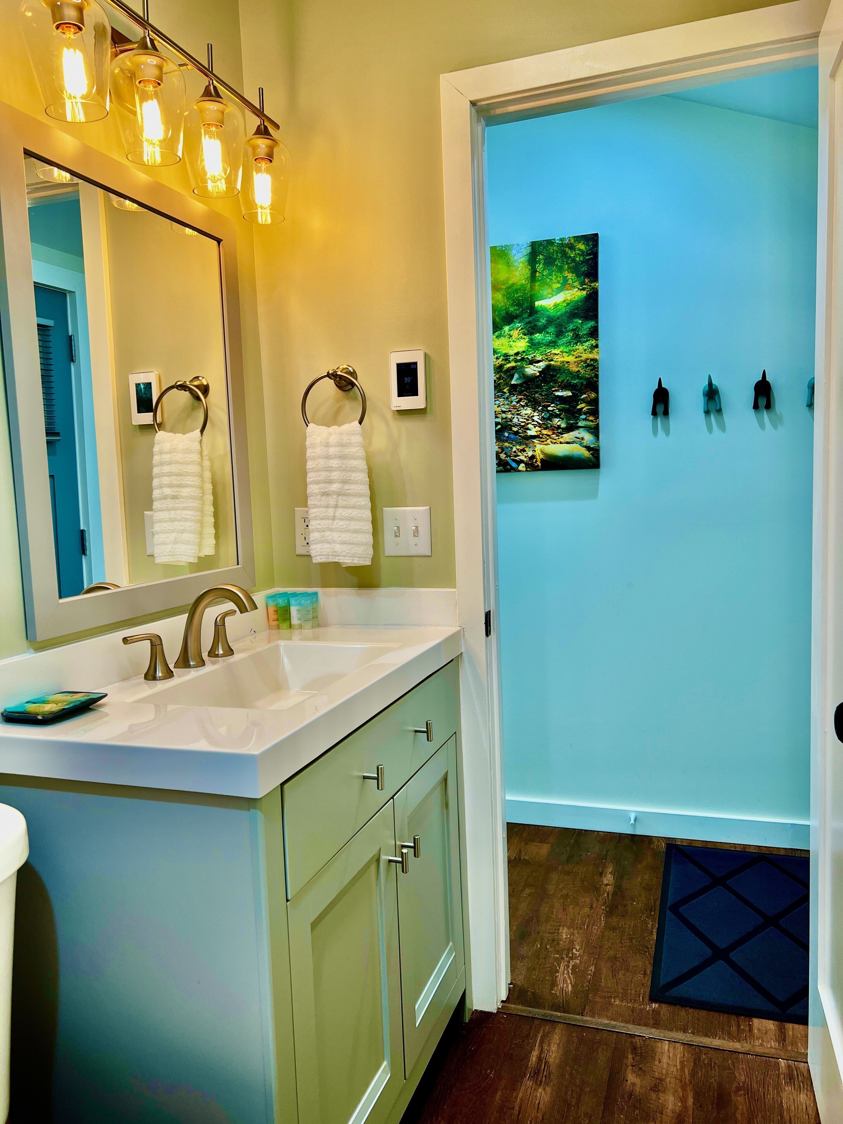 Ensemble douche/baignoire, sèche-cheveux, serviettes fournies, savon