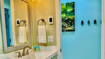 Combined shower/bathtub, hair dryer, towels, soap