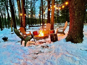 Property grounds - Serene lakeside oasis - fast WiFi 1.5 hrs from NYC, fire-pit & nature all around (Sparrow Bush)