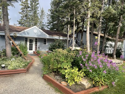 Cozy Quiet Year-Round Cottage on the Lake w/ Hot Tub