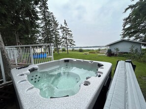 Bañera de hidromasaje al aire libre