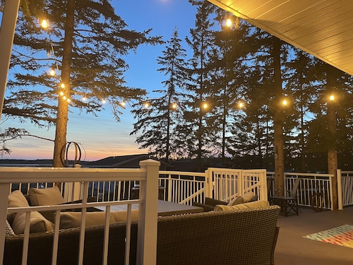 Cozy Quiet Year-Round Cottage on the Lake w/ Hot Tub