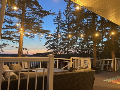 Cozy Quiet Year-Round Cottage on the Lake w/ Hot Tub