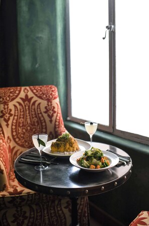 2 restaurantes, se sirve desayuno