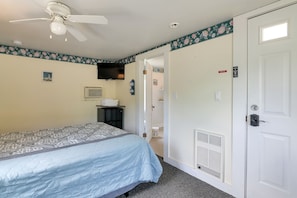 1 bedroom, desk, free WiFi, bed sheets - The Orange Cottage @Twin Hills Cottages (Ellsworth)