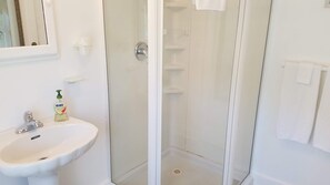 Douche, sèche-cheveux, serviettes fournies, savon