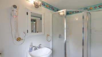 Douche, séchoir à cheveux, serviettes fournies, savon