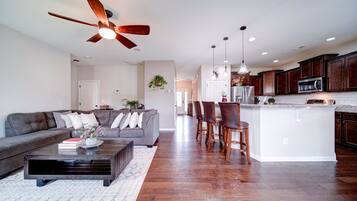 Televisor intel·ligent, llar de foc, llibres i estèreo