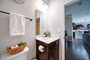 Ducha y bañera combinadas, secador de pelo, toallas y jabón