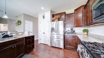 Frigorífic, microones, forn i placa de cuina