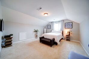 5 dormitorios, escritorio, tabla de planchar con plancha y cuna de viaje