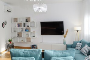 Smart TV, libros, videoteca y impresora 