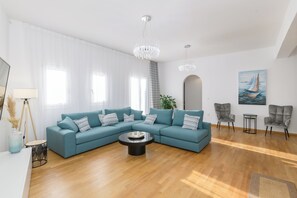 Smart TV, libros, videoteca y impresora 