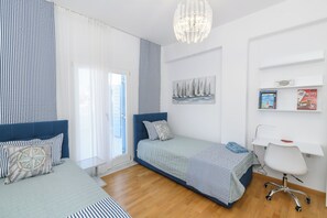 3 habitaciones, escritorio y tabla de planchar con plancha 