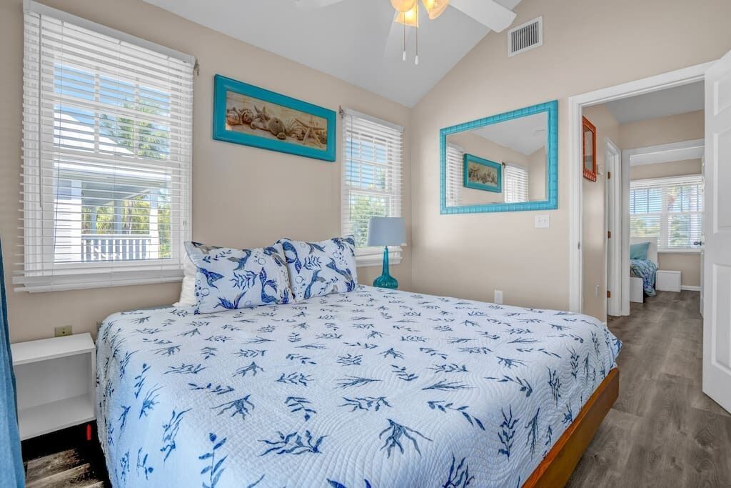 2 chambres, bureau, fer et planche à repasser, lit parapluie