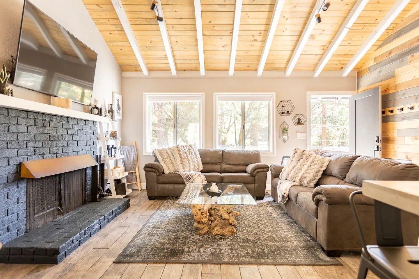 智能電視、壁爐、足球機、書籍