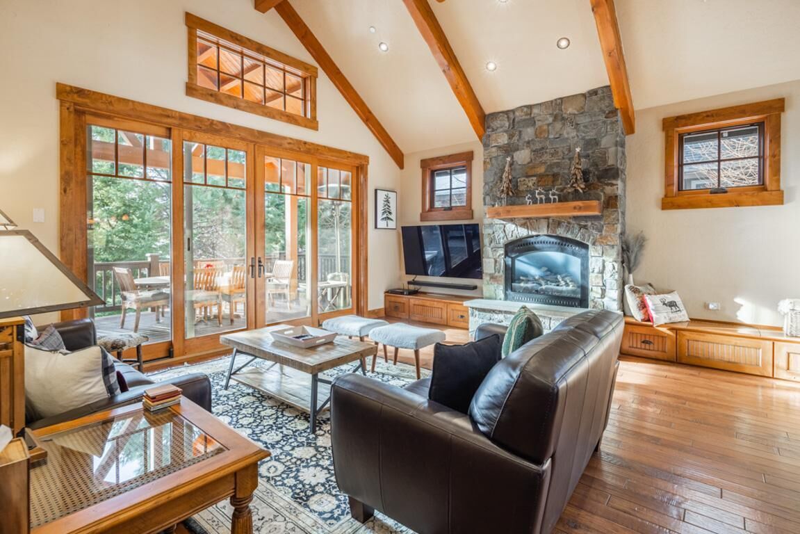 Flat-screen TV, fireplace, DVD player, books