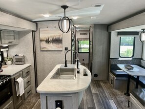 KĂŒhlschrank, Mikrowelle, Ofen, Herdplatte