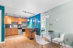 Fridge, microwave, oven, stovetop - Cute Condo Close to Campus - Walk to Shands/Pool! (Gainesville)