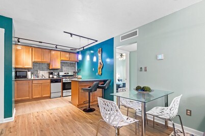 Cute Condo Close to Campus - Walk to Shands/Pool!