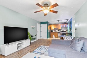Smart TV - Cute Condo Close to Campus - Walk to Shands/Pool! (Gainesville)
