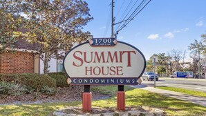 Segnaletica per Summit House Condominiums, in via SW 16th Court al numero 1700.