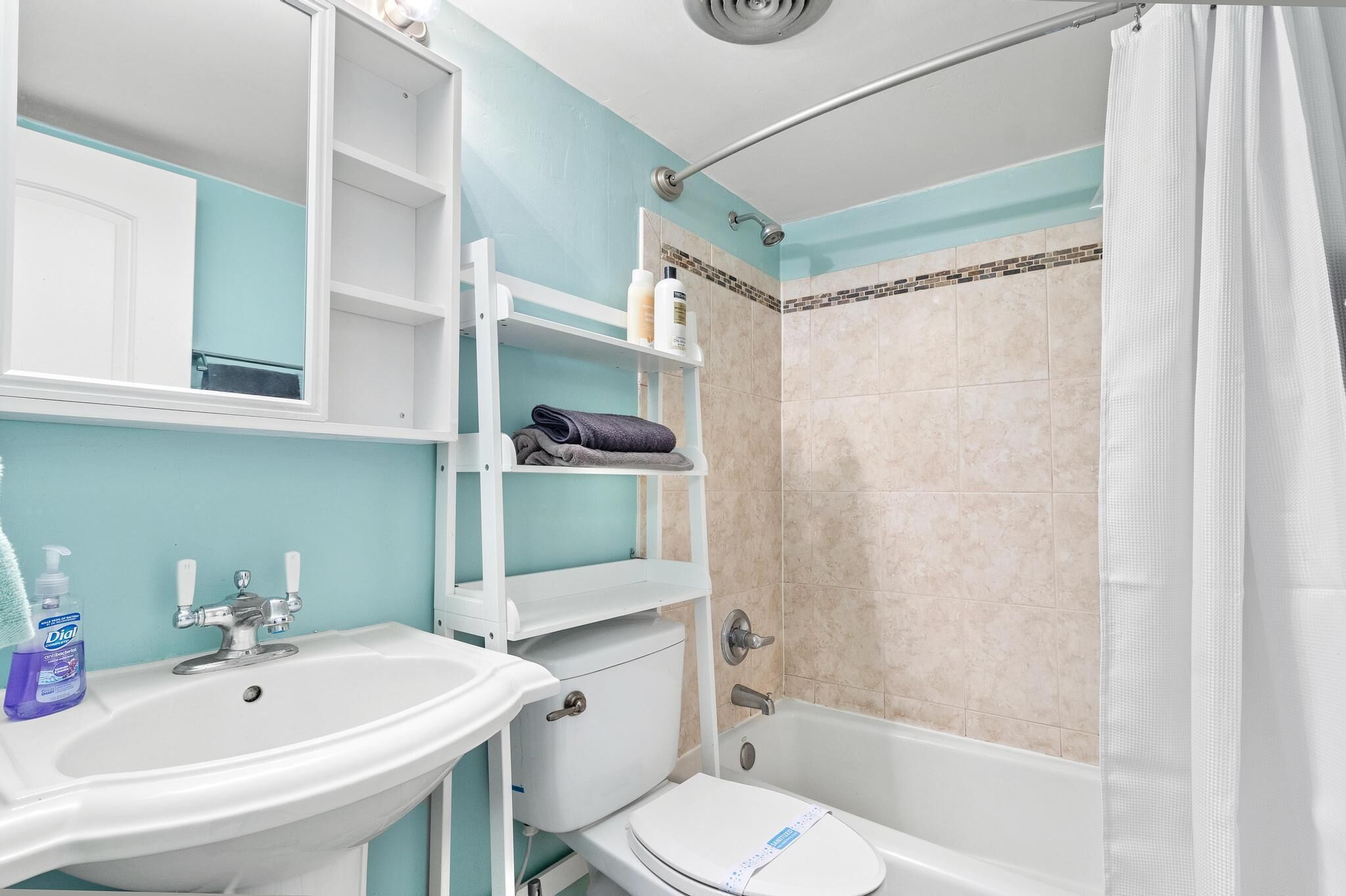 Combined shower/tub, towels, soap, shampoo