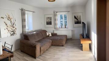 Tv, eldstad, en stereo och printers