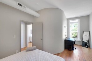 3 habitaciones, escritorio, tabla de planchar con plancha y wifi gratis 