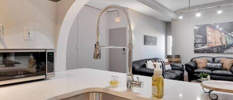 Réfrigérateur, micro-ondes, four, plaque de cuisson