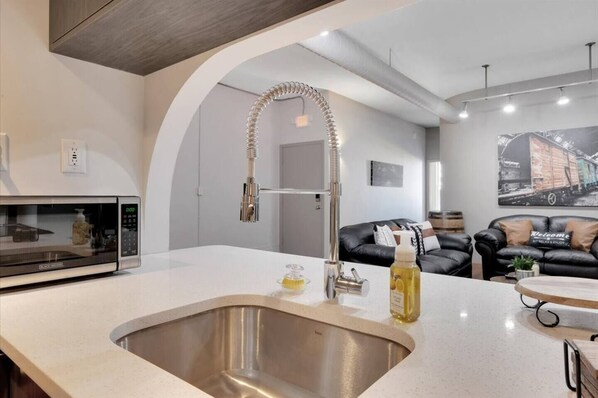 Refrigerador, microondas, horno y parrilla de estufa