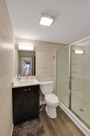 Een douche, een haardroger, handdoeken