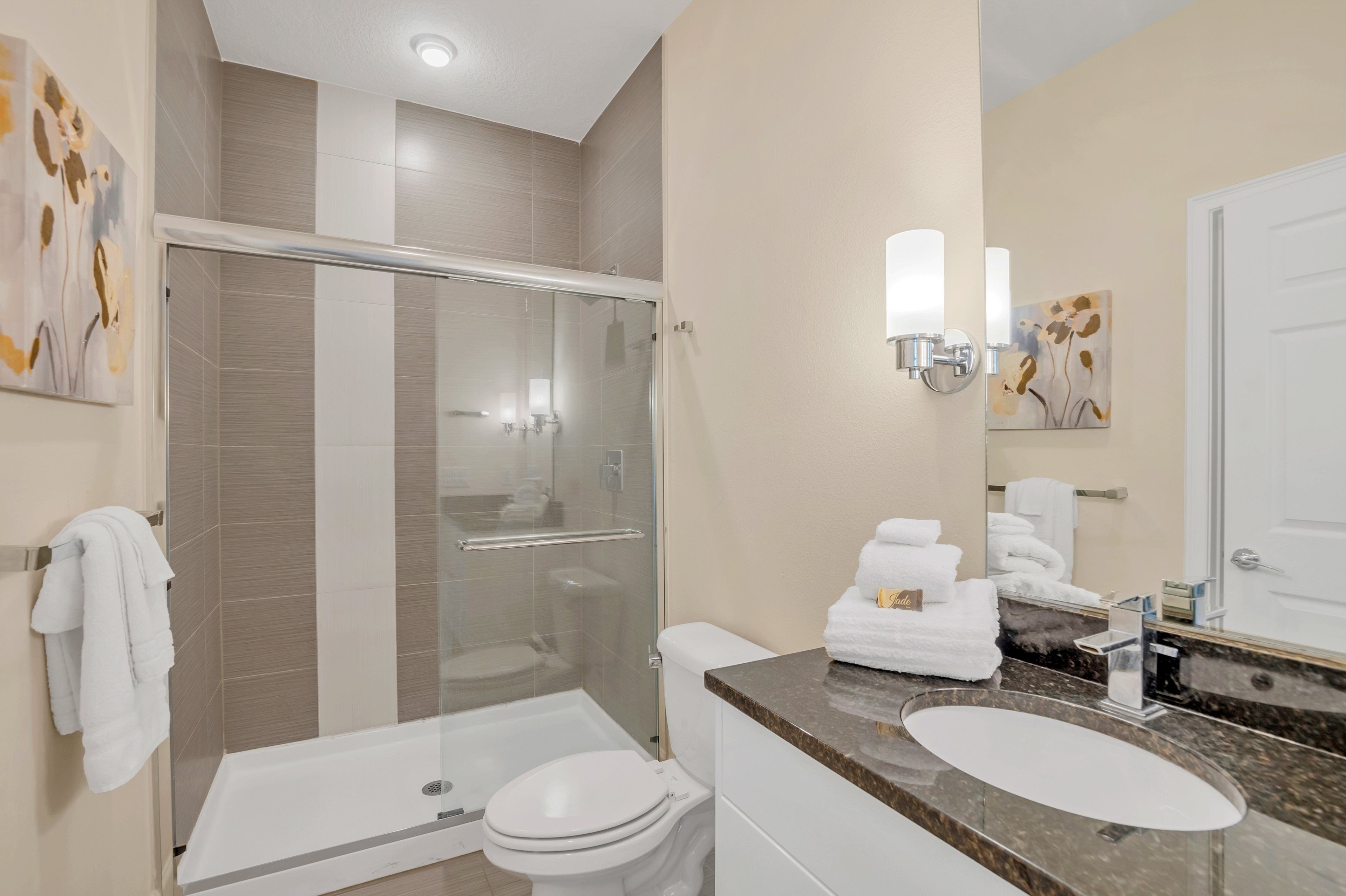 Combined shower/tub, hair dryer, towels