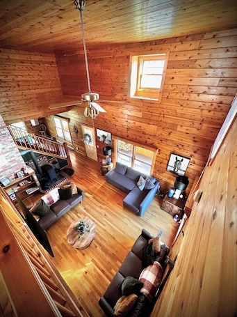 Smart TV, fireplace. HGTV Cabin Lake Willoughby/Burke/Jaypeak EV Chrgr