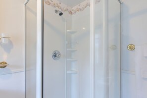 Douche, sèche-cheveux, serviettes fournies, savon
