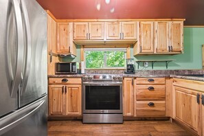 Fridge, microwave, oven, stovetop - Round Lake Hideaway (Luck)