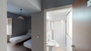 Eenvoudige Twin kamer, en-suite badkamer | Reisbedje, gratis wifi, beddengoed