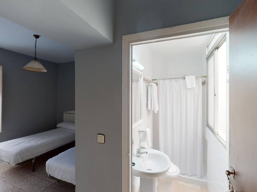 Basic Twin Room, Ensuite | Travel crib, free WiFi, bed sheets