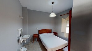 Travel cot, free WiFi, bed sheets - Pension Gala (Seville)