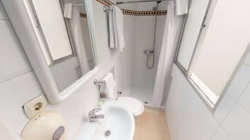 Habitación básica con 2 camas individuales, baño privado | Baño | Secador de pelo y toallas