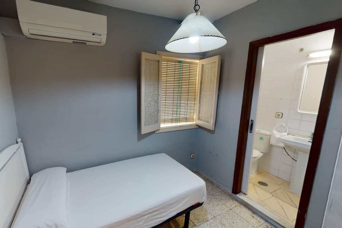 Singola Basic, bagno in camera | Culla da viaggio, Wi-Fi gratuito, lenzuola
