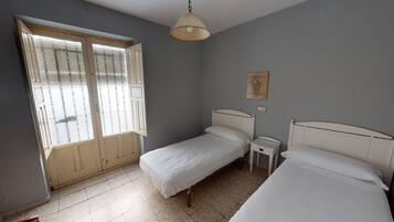 Habitación básica con 2 camas individuales, baño privado | Cuna de viaje, wifi gratis, ropa de cama