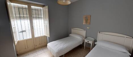 Basic Twin Room, Ensuite | Travel cot, free WiFi, bed sheets
