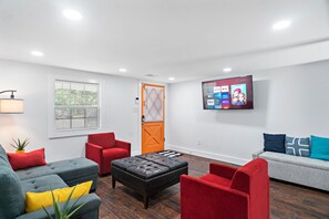 Smart TV, chimenea y estéreo